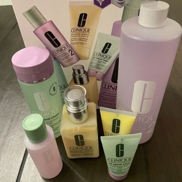 Clinique’s three signature steps for glowing skin home and travel set.